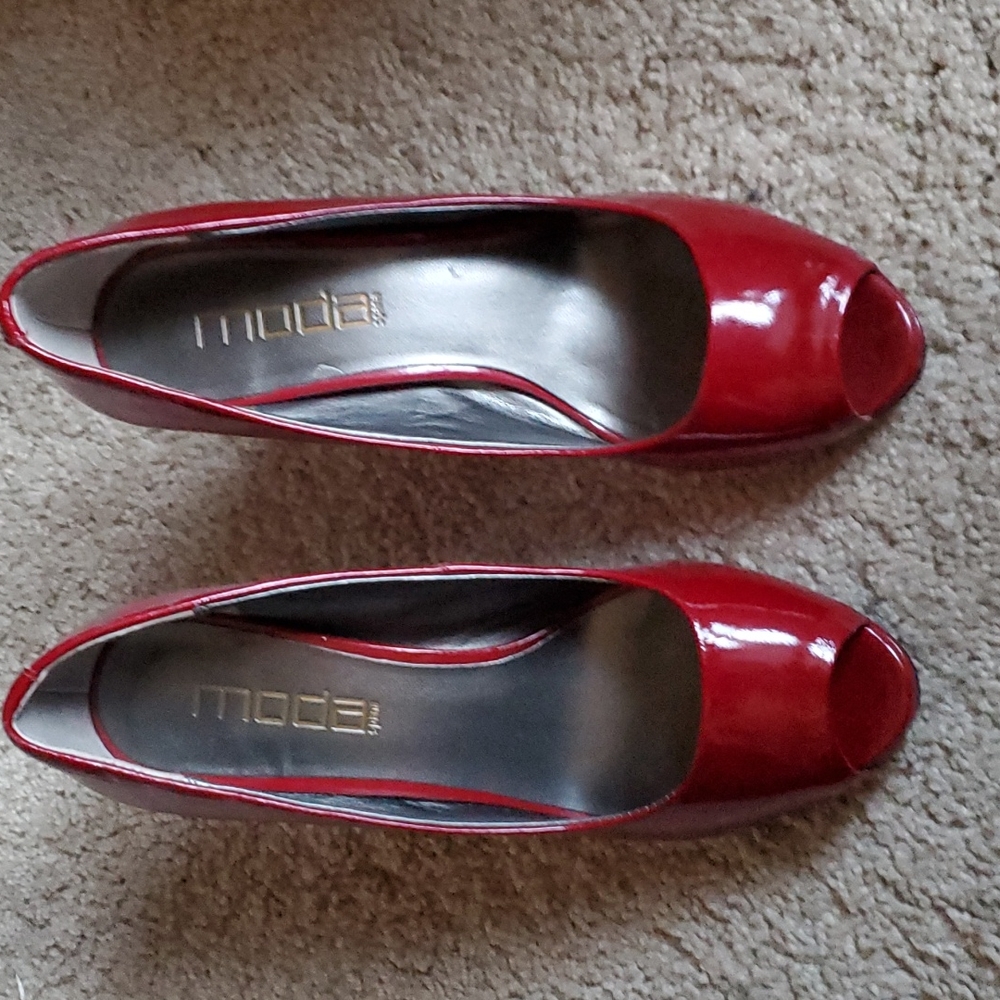 Moda  open toes high heels.